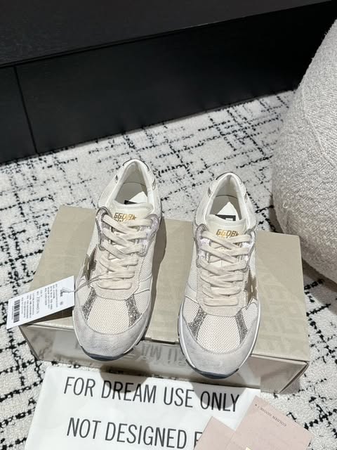 Golden Goose Dad Stars argenté et blanche